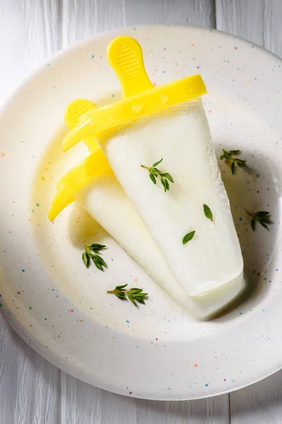 Délicieuse Glace Glacée Aux Herbes Servie Sur Assiette — Photo