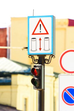 yol işaretleri görünümü kapatın ve arka plan bulanık semaphore