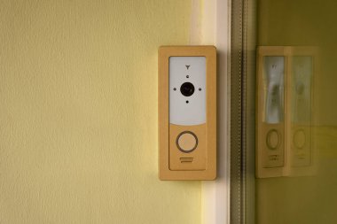interkom görünümü sarı bina cephesinde kadar kapatın