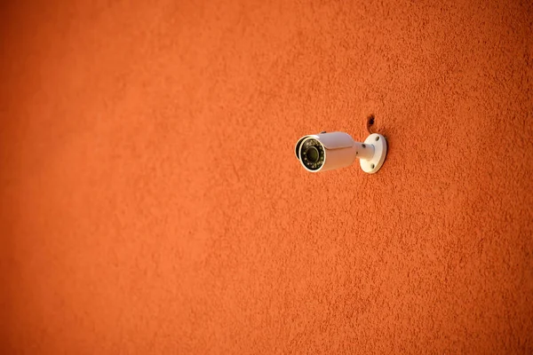 Крупный План Камеры Видеонаблюдения Оранжевом Фасаде Здания — стоковое фото