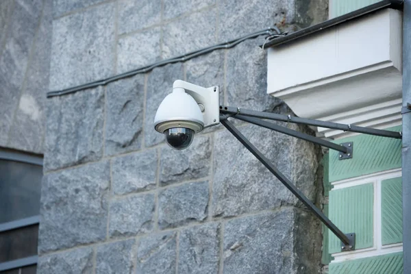 Nahaufnahme Einer Überwachungskamera Grauer Hausfassade — Stockfoto