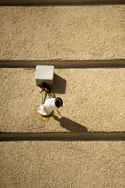 Primer Plano Cámara Seguridad Fachada Del Edificio Luz Del Sol — Foto de Stock