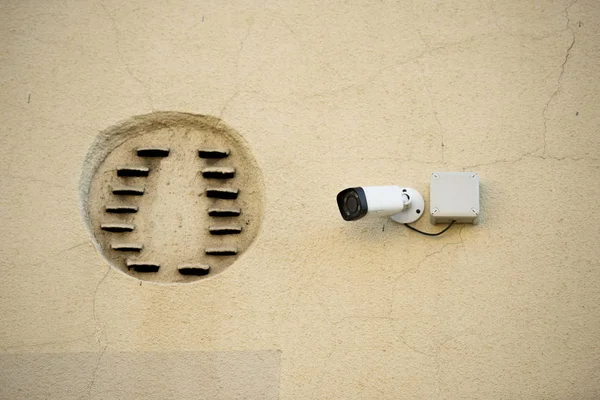 ひびの入った建物のファサードに防犯カメラのビューをクローズ アップ — ストック写真