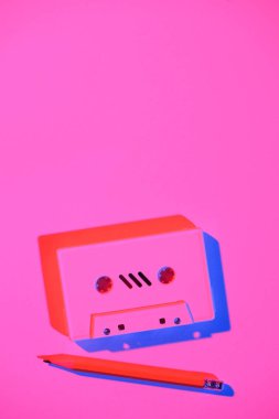 retro ses kaset ve kalem tonda pembe resmi
