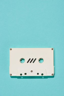 Beyaz retro ses Kaset mavi izole üstten görünüm
