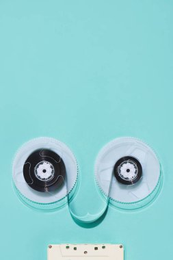 Düzenlenmiş vintage ses kaset ve mavi izole bant üstten görünüm