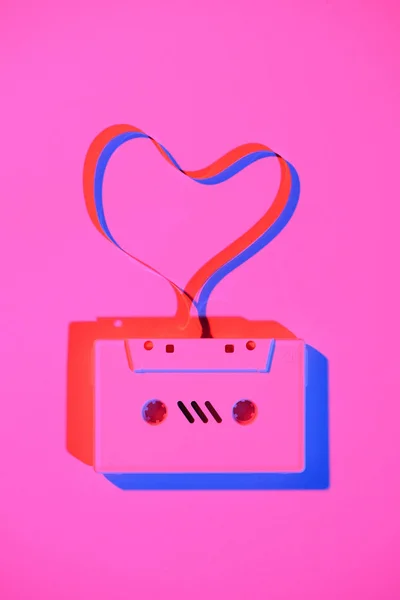 色调的粉红色图片复古的录音带与磁带在心脏形状的桌面上 — 图库照片