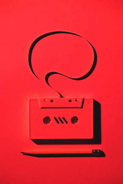 Verzacht Rode Afbeelding Van Potlood Retro Audio Cassette Met Tekstballon — Stockfoto
