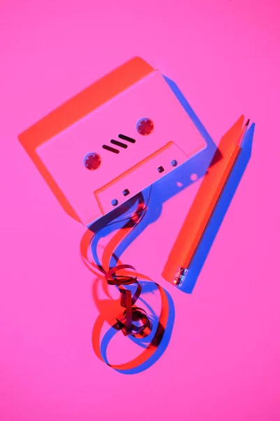 Roze Beeld Van Retro Audiocassette Afgezwakt Met Potlood Tape — Gratis stockfoto