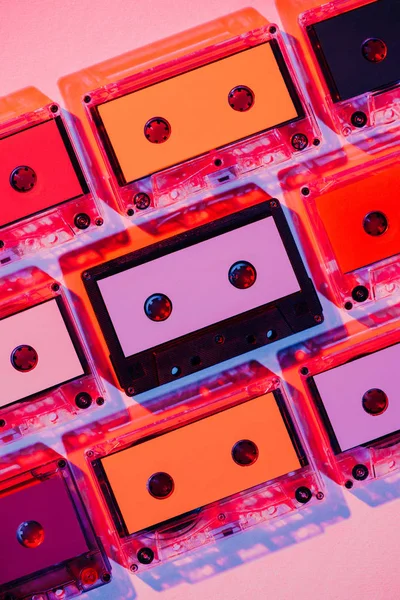 Gestemde Foto Van Kleurrijke Retro Audiocassettes Roze Achtergrond — Stockfoto