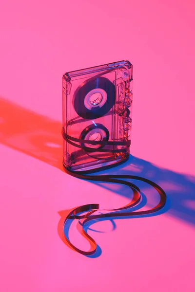 ピンクの背景にレトロなオーディオ カセット テープおよびテープのビューをクローズ アップ — ストック写真
