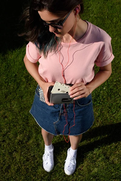 Vista Ángulo Alto Mujer Joven Con Estilo Gafas Sol Auriculares — Foto de stock gratis