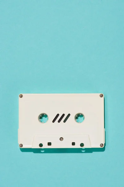 青に分離された白いレトロなオーディオ カセット テープの上から見る — ストック写真