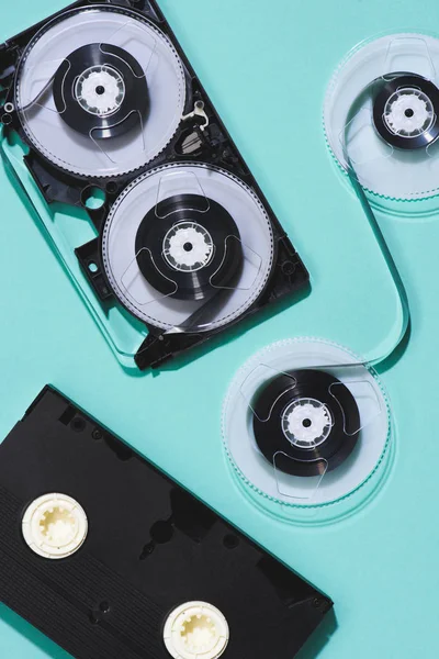 Bovenaanzicht Van Retro Gearrangeerde Videocassettes Geïsoleerd Blauw — Stockfoto