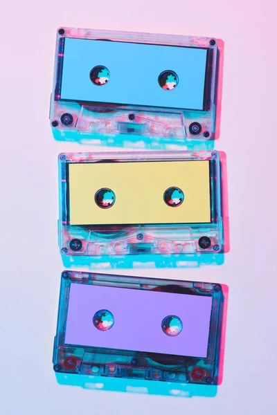 Top View Arranged Colorful Audio Cassettes Purple Background — Stock Photo, Image