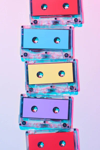 紫色背景下排列的彩色录音带的顶部视图 — 图库照片