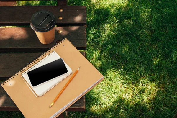 Vista Perto Smartphone Com Tela Branco Notebooks Café Para Banco — Fotografia de Stock