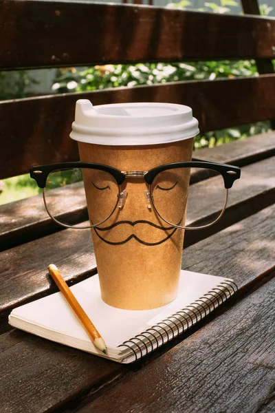 Nahaufnahme Von Coffee Mit Brille Notizbuch Und Bleistift Auf Holzbank — kostenloses Stockfoto