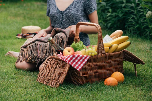 Cropped Image Woman Sitting Green Grass Picnic Holding Blanket — Stock Photo, Image