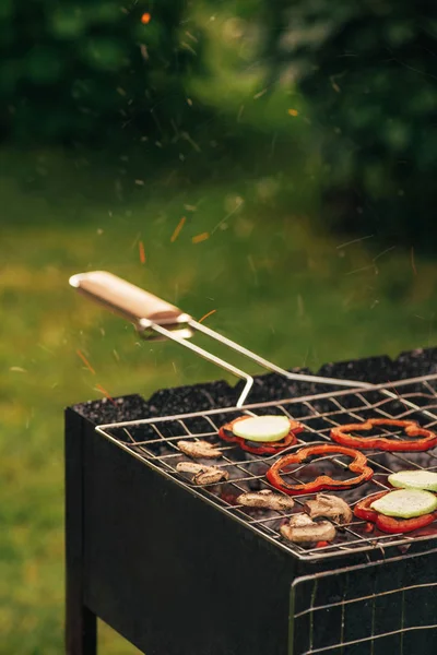 Preparación Deliciosos Champiñones Calabacín Barbacoa — Foto de Stock