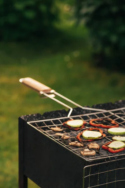 Zubereitung Von Verschiedenen Leckeren Gemüsesorten Grill — kostenloses Stockfoto