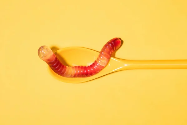 Κάτοψη Του Gummy Σκουλήκι Σχετικά Κουτάλι Και Κίτρινο — Φωτογραφία Αρχείου