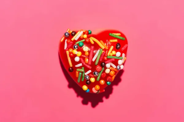 Draufsicht Auf Köstliche Bonbons Form Eines Roten Herzens Mit Streuungen — Stockfoto