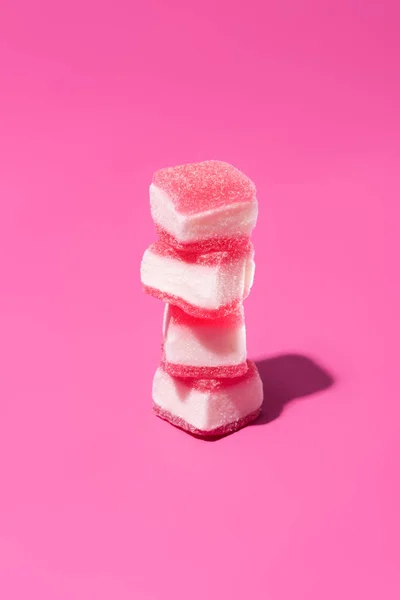 Pila Deliciosos Caramelos Gomosos Superficie Rosa —  Fotos de Stock