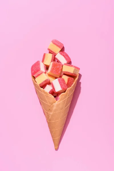 在粉红色的华夫饼锥的美味软糖糖果的顶级视图 — 图库照片