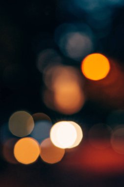 koyu arka plan üzerinde renkli bokeh ışıkların görünümü kadar kapatın