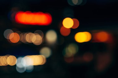 Arka plan olarak gece şehrinin renkli bokeh ışıkları