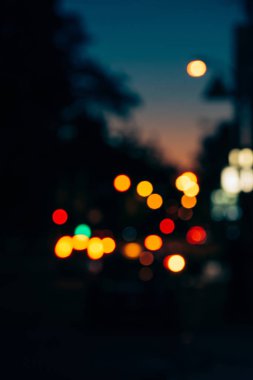 Arka plan olarak gece şehrinin renkli bokeh ışıkları