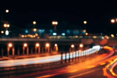 gece şehir sokak ve şehir ışıkları bulanık bakış