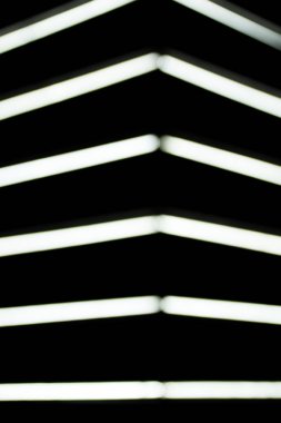 siyah arka plan üzerine bulanık beyaz şimşek lambaların görünümü kadar kapatın