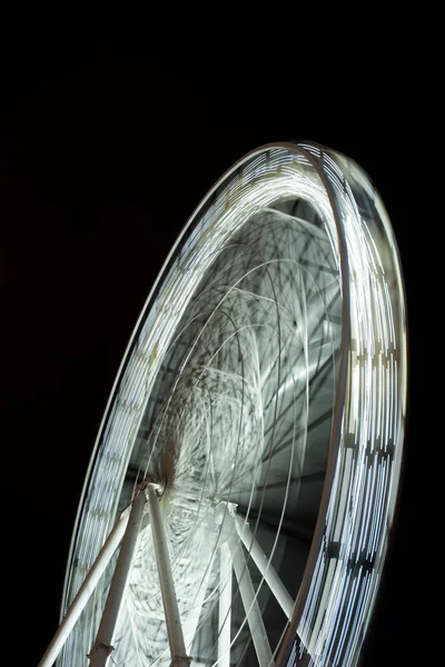 Selective Focus Blurred Observation Wheel Night Black Background — Free Stock Photo