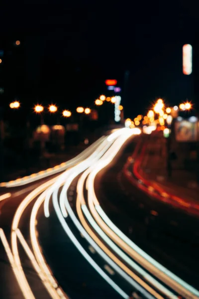 夜城街道和城市灯光的模糊视图 — 图库照片
