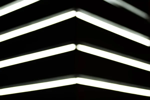 Widok Lampy Niewyraźne White Lightning Czarnym Tle Bliska — Zdjęcie stockowe
