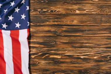 ahşap masa üstü, Amerika bağımsızlık günü kavramı üzerinde katlanmış Amerikan bayrağı üstten görünüm