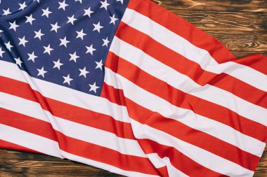 ahşap masa üstü, Amerika bağımsızlık günü kavramı üzerinde katlanmış Amerikan bayrağı üstten görünüm