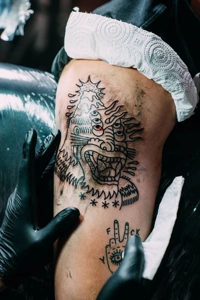 Vista Parcial Del Artista Del Tatuaje Guantes Trabajando Tatuaje Hombro — Foto de Stock