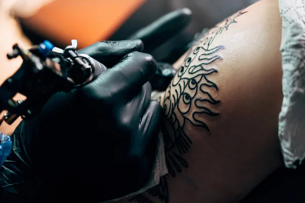 Обрезанный Снимок Процесса Татуировки Плече Салоне — стоковое фото