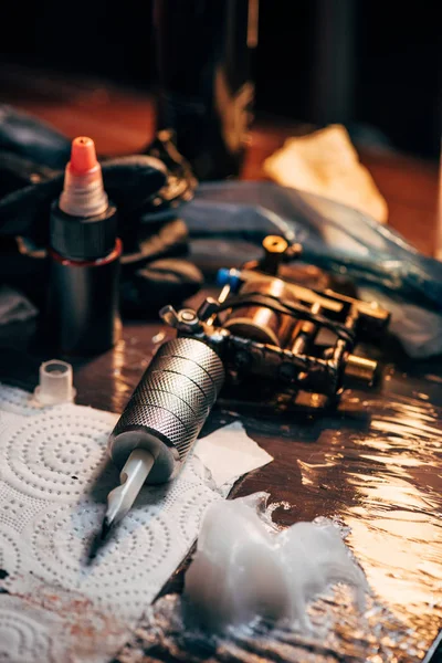 Stäng Upp Tatueringsmaskin Bläck Och Annan Utrustning För Tatuering Processen — Stockfoto
