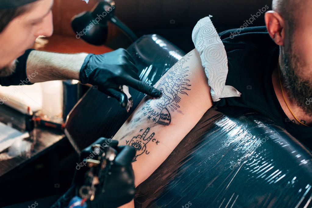 Fuoco Selettivo Dell'artista Del Tatuaggio Nei Guanti Con Macchina Del -  Foto Stock: Foto, Immagini © KostyaKlimenko 202182792