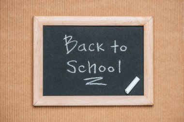 blackboard okul yazıt ve tebeşir arkasındaki kahverengi zemin ile üstten görünüm 