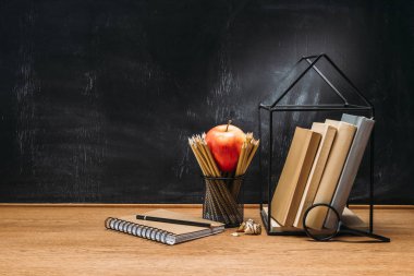 taze elma, Büyüteç Camı, defter ve Kitaplar boş yazı tahtası ile ahşap yüzeyde görünümünü kapat