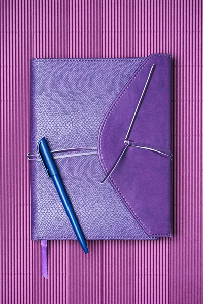 Vista Superior Pluma Azul Cuaderno Sobre Fondo Púrpura — Foto de Stock