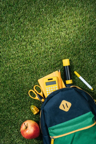 Flat Lay Com Maçã Fresca Mochila Artigos Papelaria Grama Verde — Fotografia de Stock