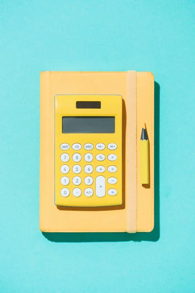Вид Сверху Расположение Калькулятора Карандаша Ноутбука Синем Фоне — стоковое фото