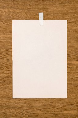 ahşap masa üzerinde boş beyaz kağıda üstten görünüm