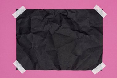 boş buruşuk siyah kağıt üstten görünüm pembe üzerinde 